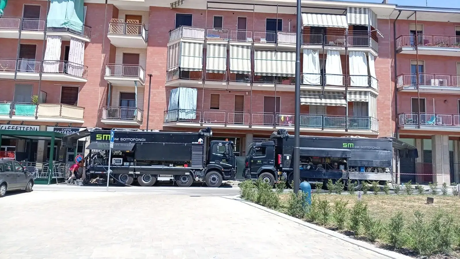 Mezzo SM Sottofondi davanti a un condominio