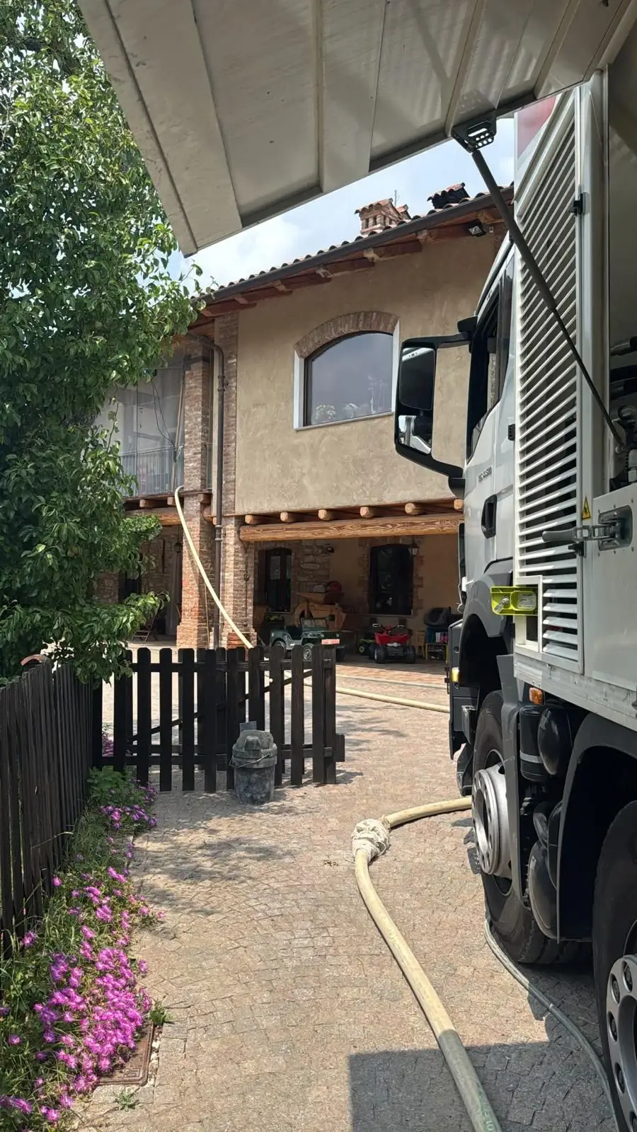 Tubazione di pompaggio verso un'abitazione