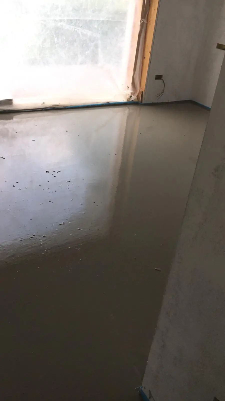 Massetto dalla superficie riflettente davanti a un'apertura luminosa dell'abitazione.