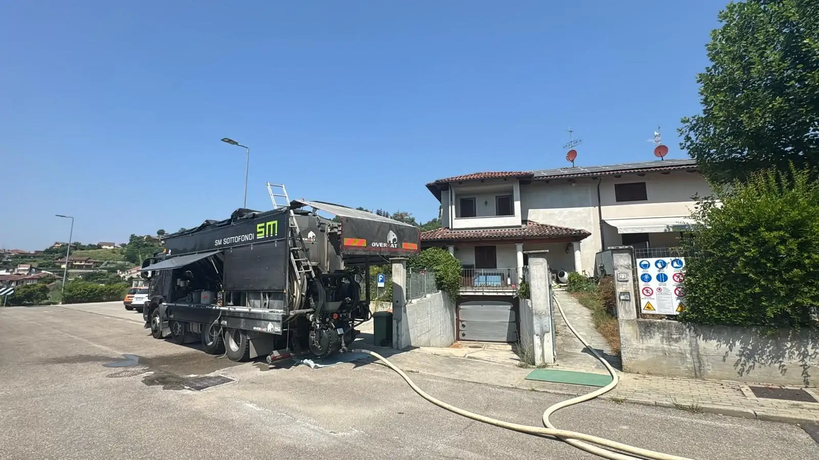 Mezzo SM Sottofondi collegato a un cantiere residenziale