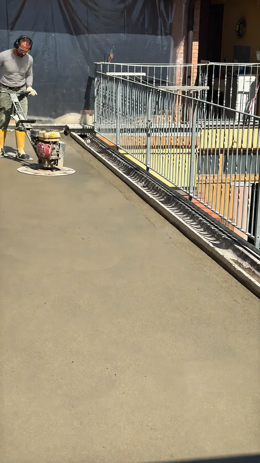 Lavorazione del massetto su una terrazza