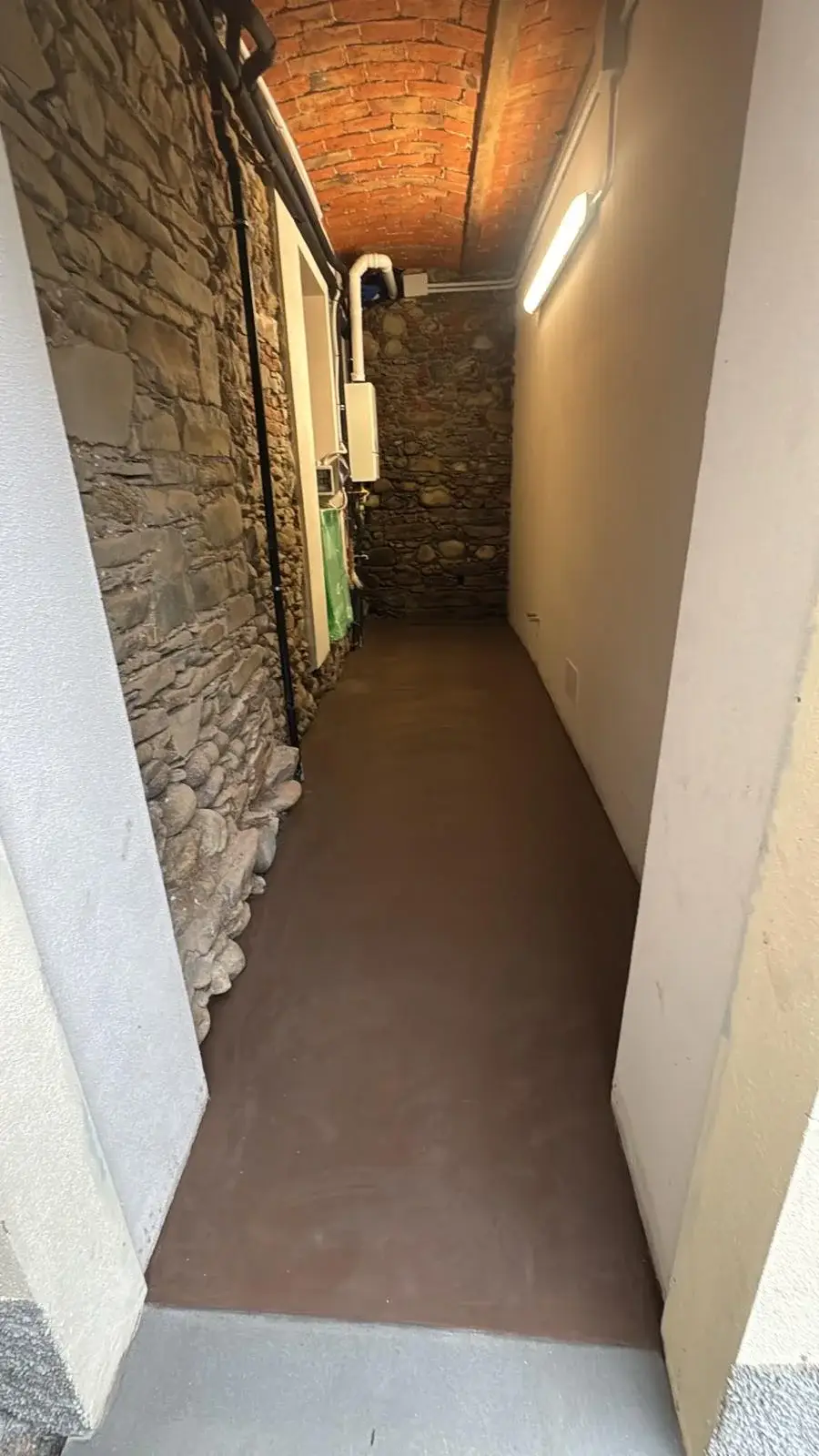 Massetto nel corridoio di un edificio in ristrutturazione