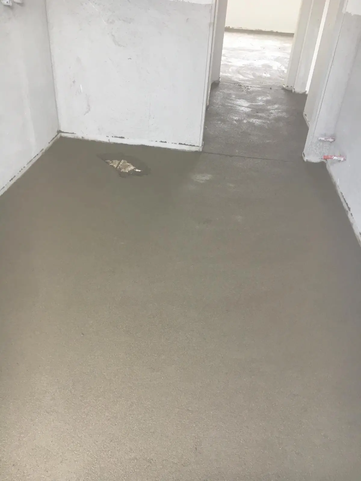 Continuità del massetto tra una stanza e il corridoio attraverso la porta interna.